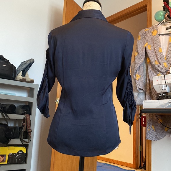 Ann Taylor button up blouse sz 2 but can fit a 6 - Picture 3 of 3